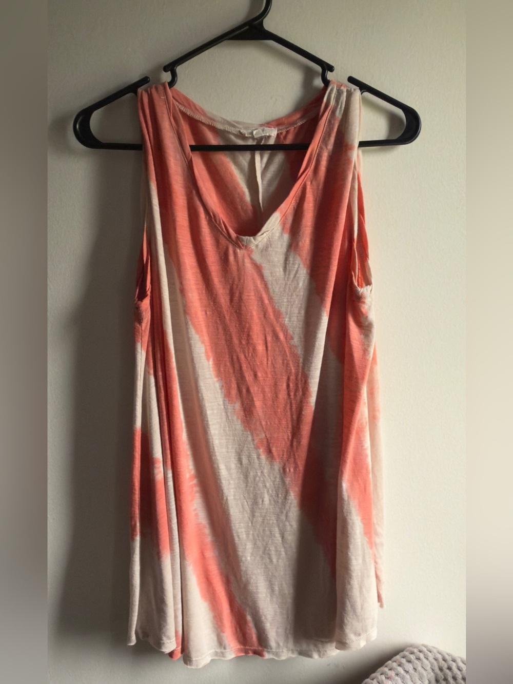 easel Coral and Cream Tie-Dye V-Neck Tank